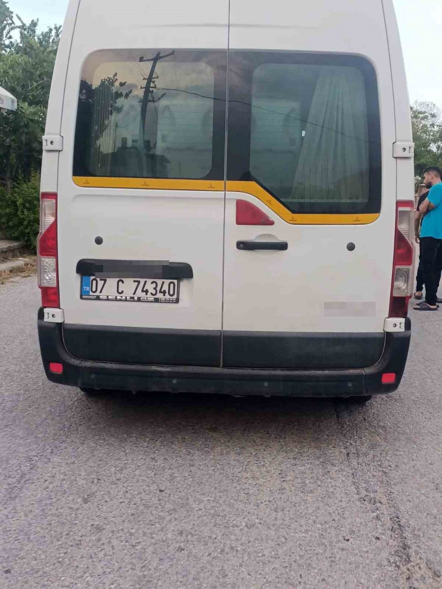 Minibüs İle Otomobil Çarpıştı: 3 Yaralı