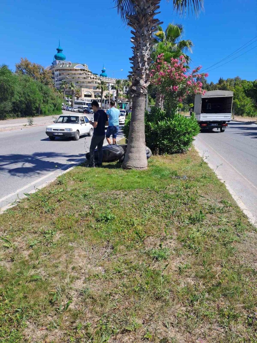 Motosikletiyle Palmiyeye Çarpan İngiliz Turist Öldü