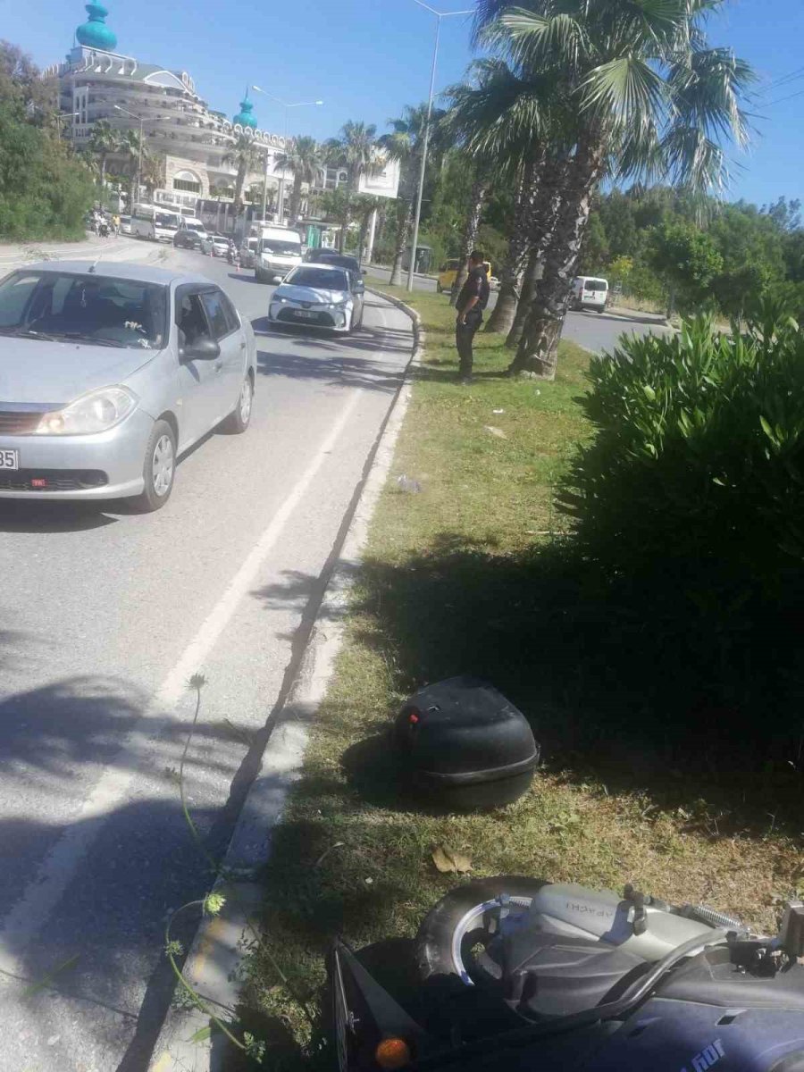 Motosikletiyle Palmiyeye Çarpan İngiliz Turist Öldü