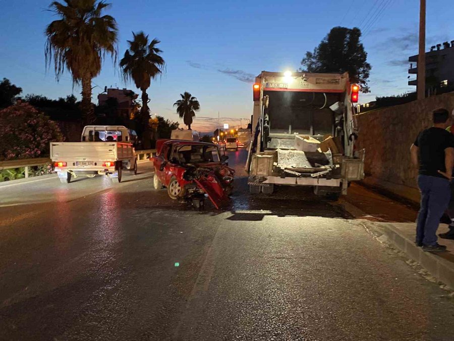 Temizlik İşçileri Karıştıkları Kaza Yerinde Bile Görevlerini İhmal Etmedi