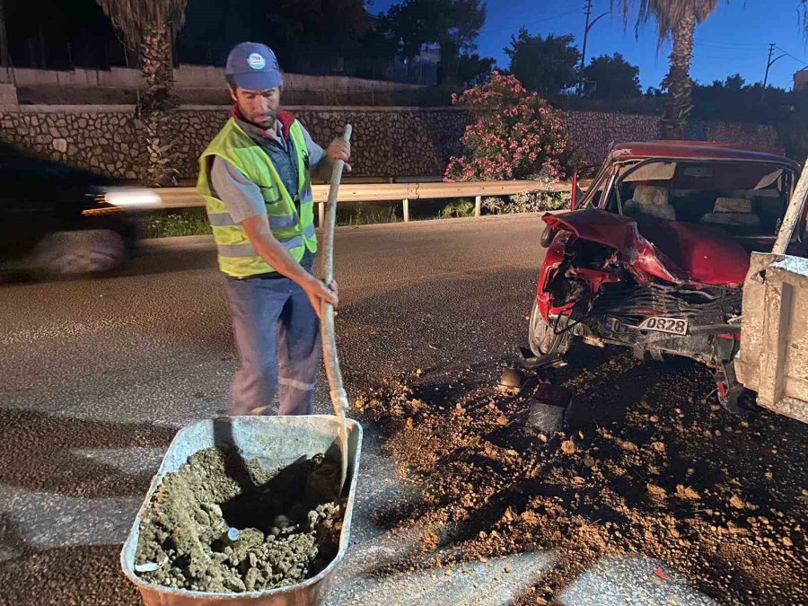 Temizlik İşçileri Karıştıkları Kaza Yerinde Bile Görevlerini İhmal Etmedi