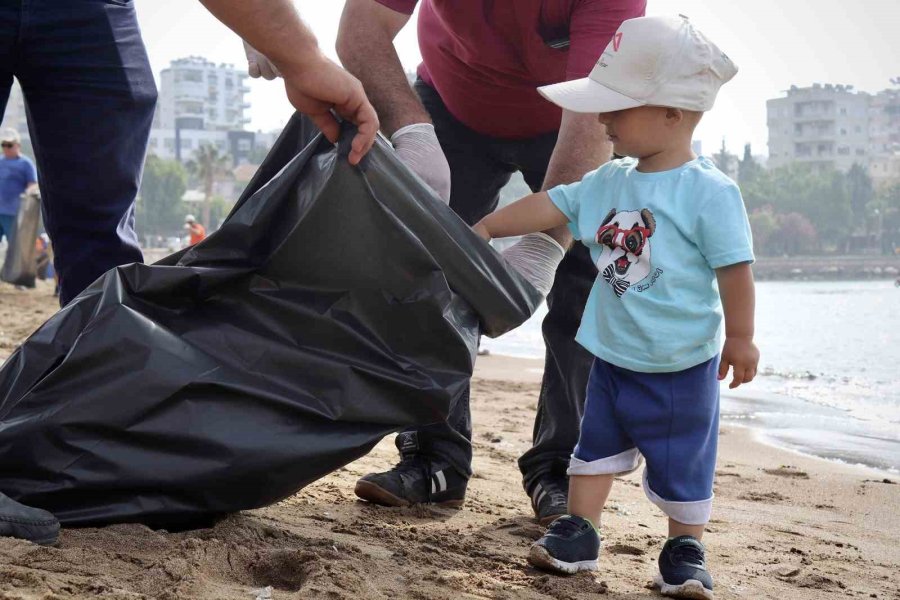 Mersin Büyükşehir Belediyesinden Sahil Temizleme Etkinliği