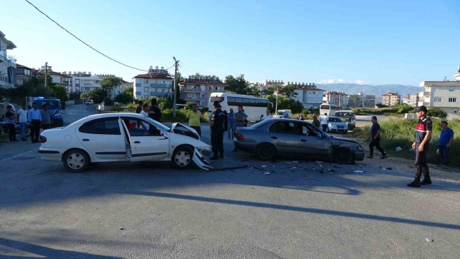 Otomobiller Kafa Kafaya Çarpıştı: 8 Yaralı