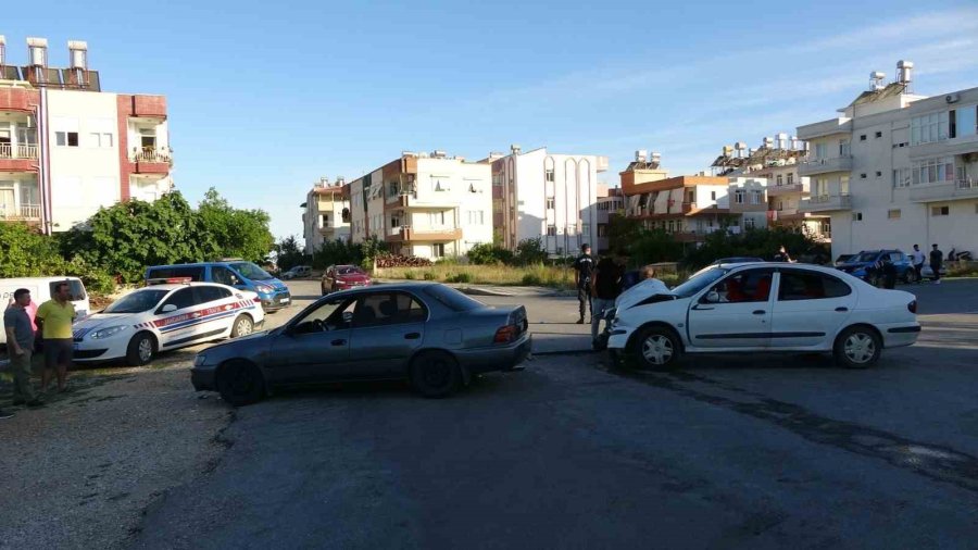 Otomobiller Kafa Kafaya Çarpıştı: 8 Yaralı