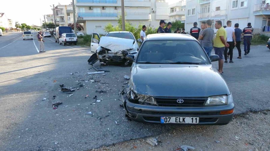 Otomobiller Kafa Kafaya Çarpıştı: 8 Yaralı