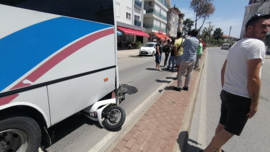 Önünde Duran Minibüsü Fark Eden Motosiklet Sürücüsü Direksiyonunu Bırakıp Kendini Yere Attı