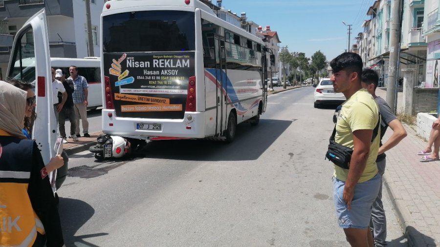 Önünde Duran Minibüsü Fark Eden Motosiklet Sürücüsü Direksiyonunu Bırakıp Kendini Yere Attı