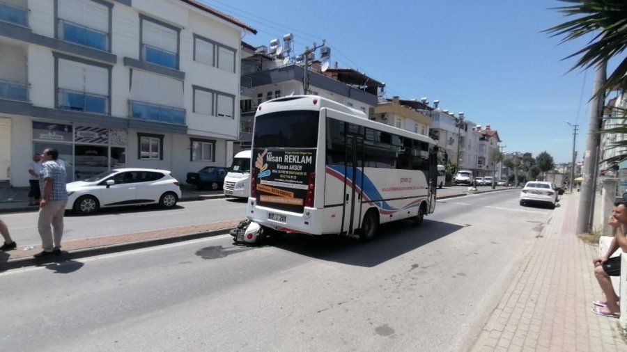 Önünde Duran Minibüsü Fark Eden Motosiklet Sürücüsü Direksiyonunu Bırakıp Kendini Yere Attı