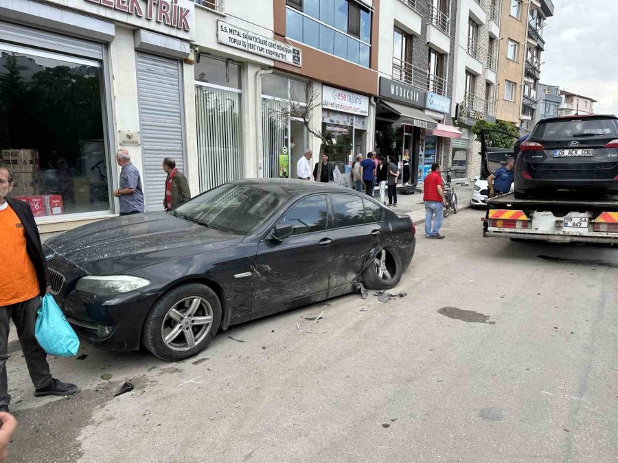 Sara Nöbeti Geçiren Sürücü Park Halindeki Araçlara Çarptı