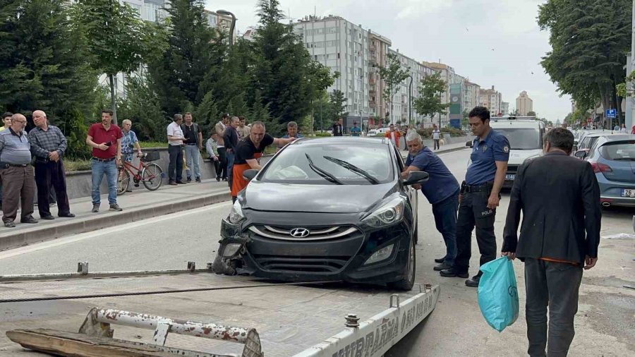 Sara Nöbeti Geçiren Sürücü Park Halindeki Araçlara Çarptı