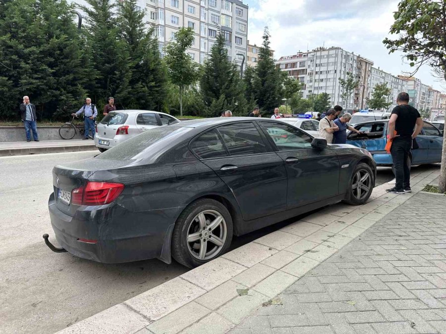 Sara Nöbeti Geçiren Sürücü Park Halindeki Araçlara Çarptı