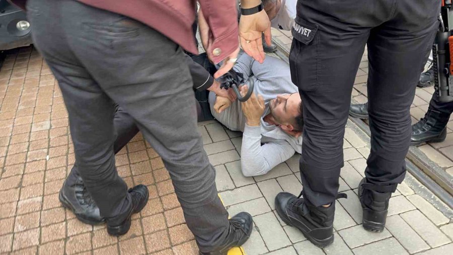 Eylemci Zannedilerek Gözaltına Alınan Vatandaş Serbest Bırakılınca Polislere Sarılarak Olay Yerinden Ayrıldı