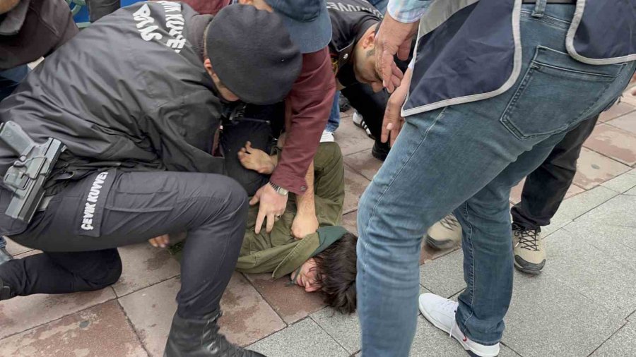 Eylemci Zannedilerek Gözaltına Alınan Vatandaş Serbest Bırakılınca Polislere Sarılarak Olay Yerinden Ayrıldı