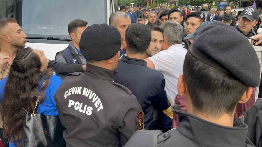 Eylemci Zannedilerek Gözaltına Alınan Vatandaş Serbest Bırakılınca Polislere Sarılarak Olay Yerinden Ayrıldı