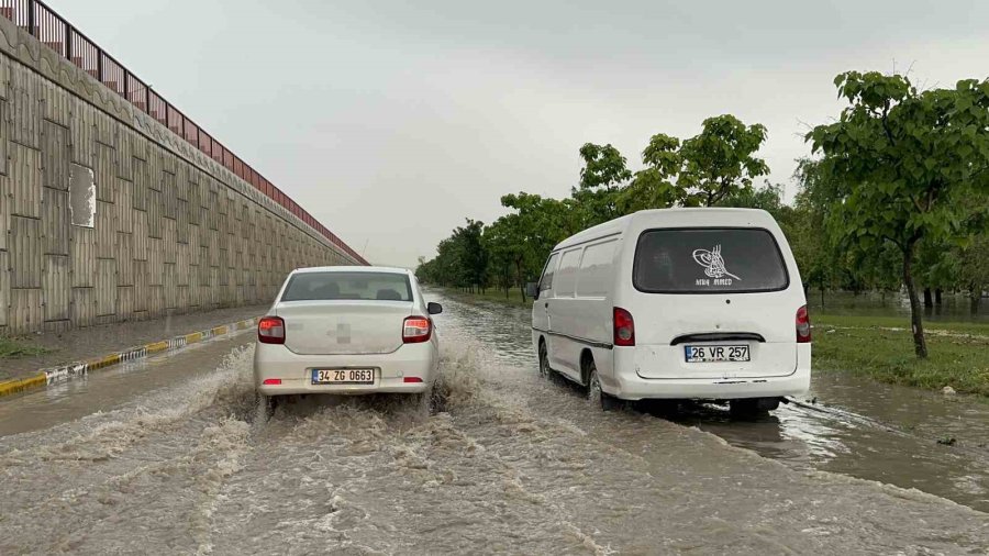 Eskişehir’de Sağanak Hayatı Felç Etti, Bazı Araçlar Suda Mahsur Kaldı