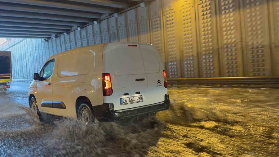 Eskişehir’de Sağanak Hayatı Felç Etti, Bazı Araçlar Suda Mahsur Kaldı