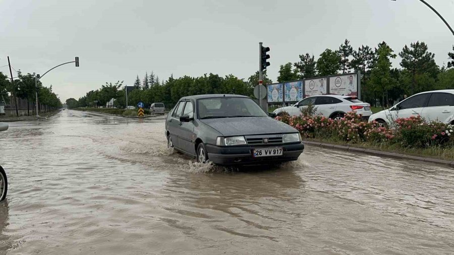 Eskişehir’de Sağanak Hayatı Felç Etti, Bazı Araçlar Suda Mahsur Kaldı