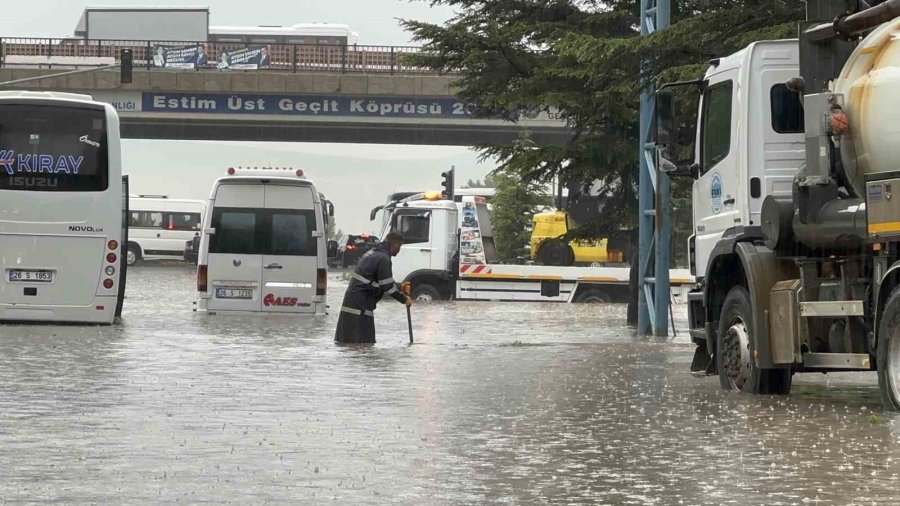 Eskişehir’de Sağanak Hayatı Felç Etti, Bazı Araçlar Suda Mahsur Kaldı