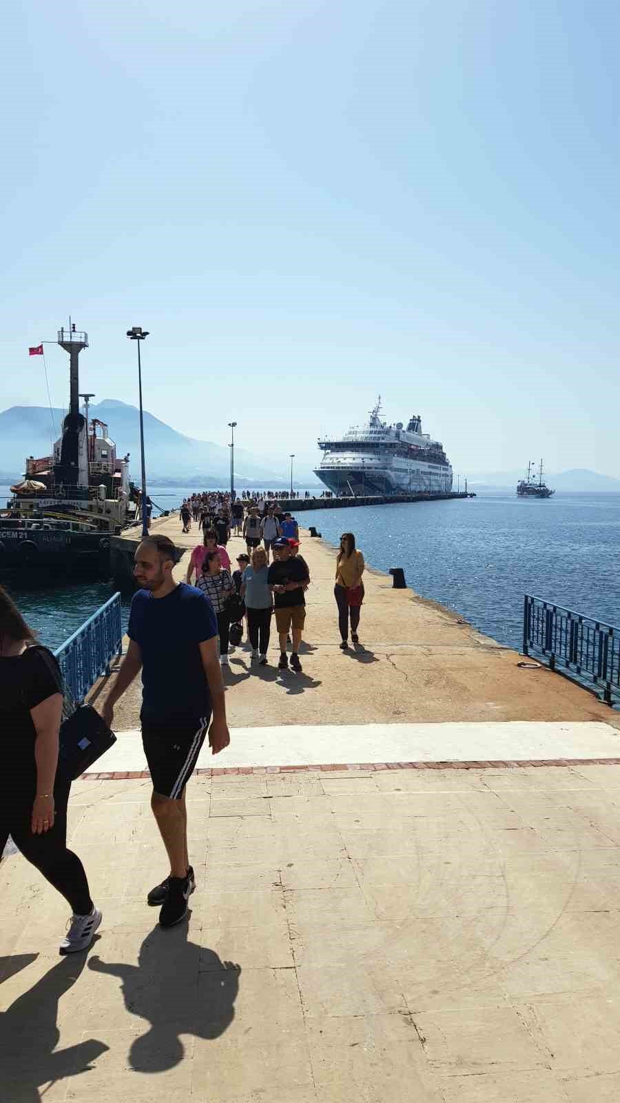 13 Yıl Aradan Sonra İsrailli Turist Taşıyan İlk Gemi Alanya Limanı’na Demir Attı