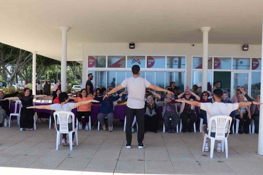 Mersin’de Yaş Almış Vatandaşlar 80’ler Etkinliğinde Bir Araya Geldi