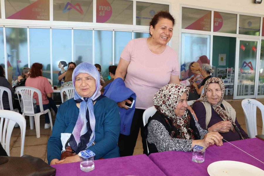 Mersin’de Yaş Almış Vatandaşlar 80’ler Etkinliğinde Bir Araya Geldi