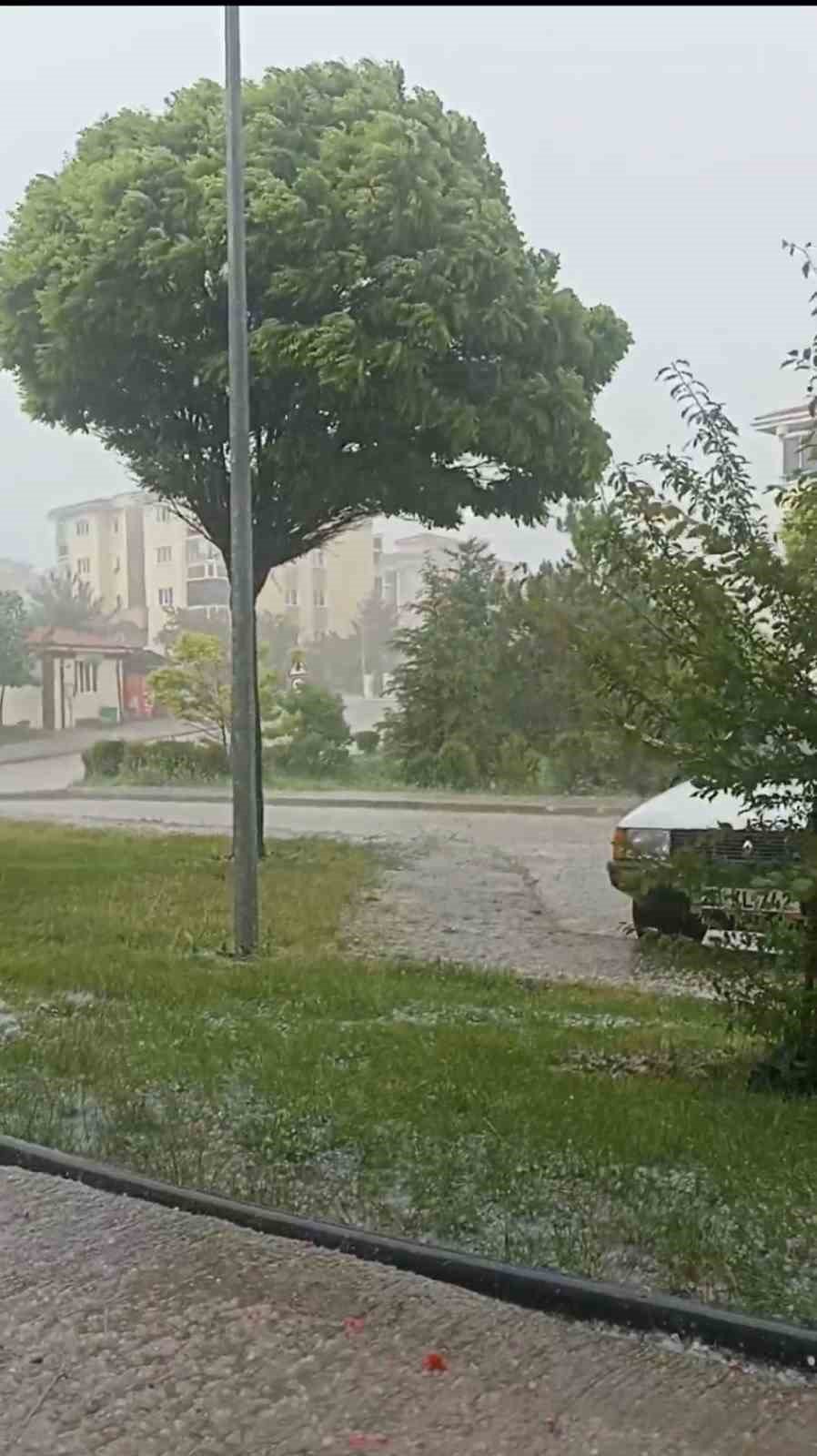 Eskişehir’de Sağanak Yağış Etkili Oldu, Sokaklar Sular İçinde Kaldı