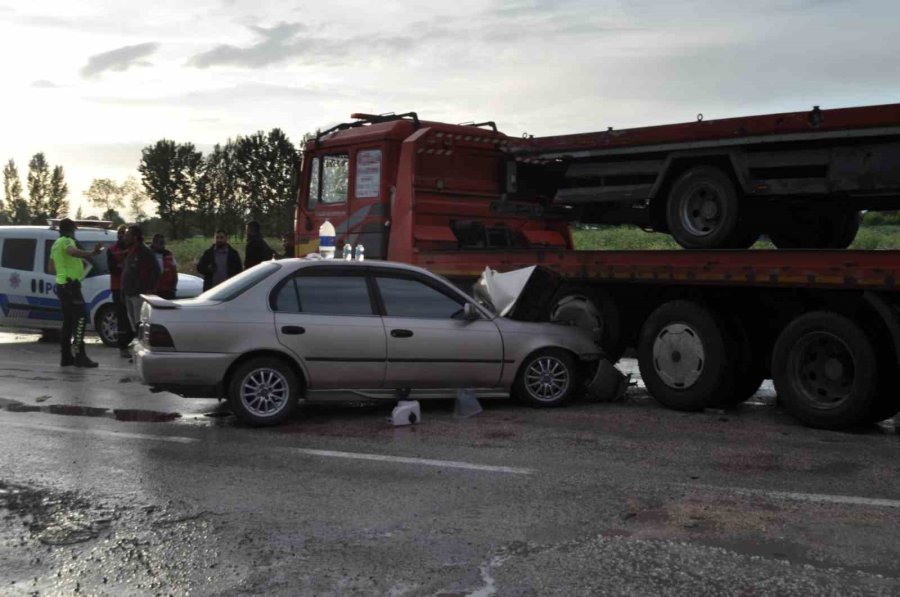 Otomobil Oto Kurtarıcıya Çarptı: 3 Yaralı