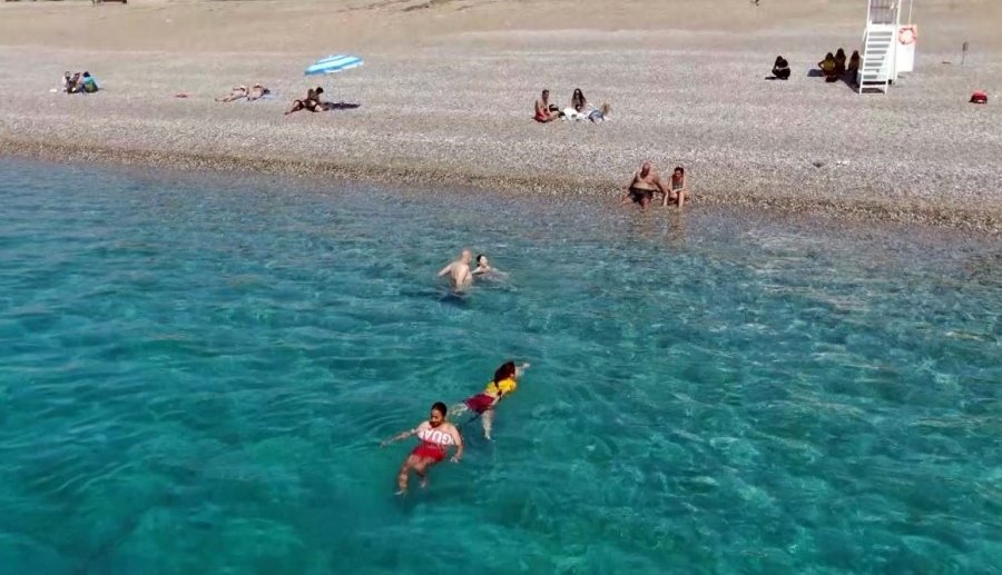 Onları Gören Erkekler Boğulma Numarası Yapıyor