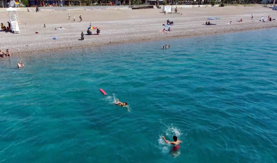 Onları Gören Erkekler Boğulma Numarası Yapıyor