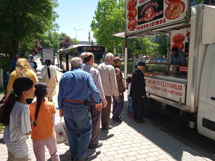 Eskişehir’de Vatandaşlara Lokma Dağıtıldı