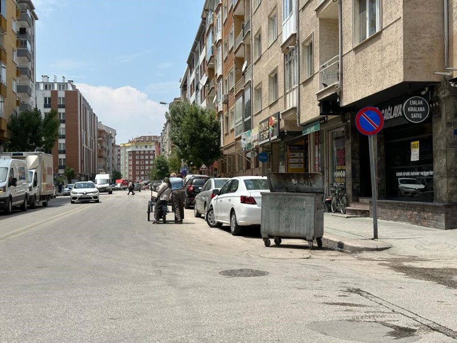 Yürümekte Güçlük Çeken Eşini 3 Tekerlekli Bisikletle Taşıyor