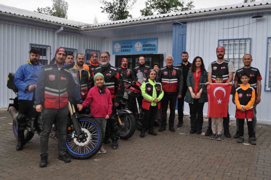 Motosiklet Derneğinden Köy Okuluna Anlamlı Kitap Desteği