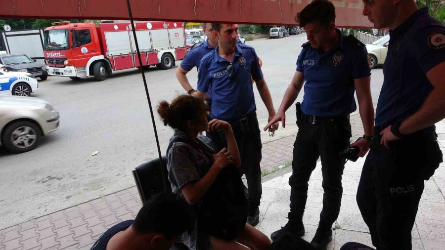 Sokakta Kolu Kelepçeli Dolaşan Kadın Polisi Alarma Geçirdi