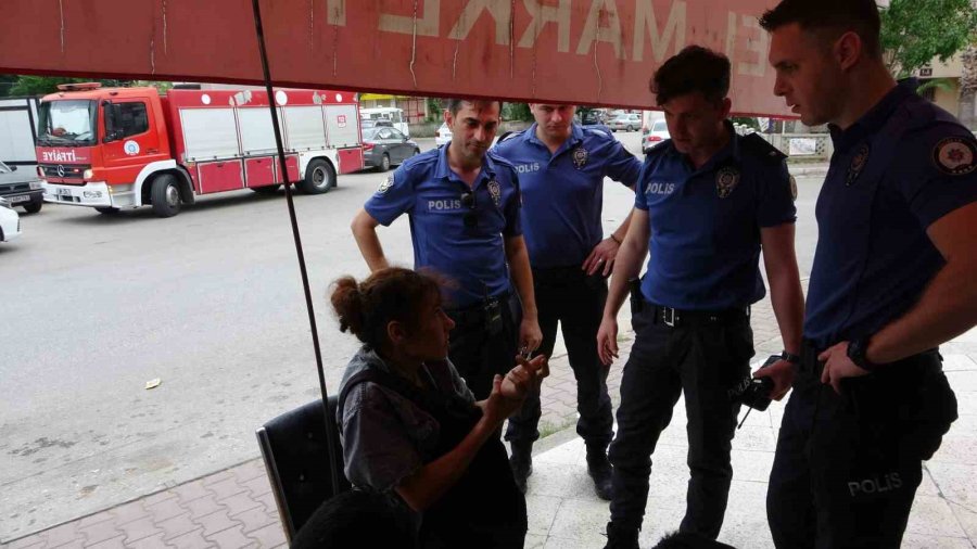 Sokakta Kolu Kelepçeli Dolaşan Kadın Polisi Alarma Geçirdi