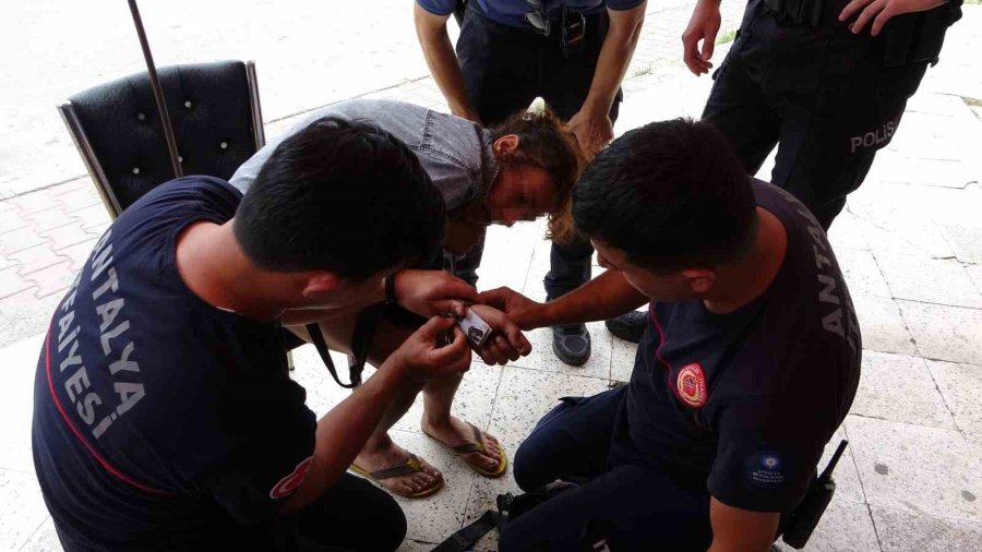 Sokakta Kolu Kelepçeli Dolaşan Kadın Polisi Alarma Geçirdi