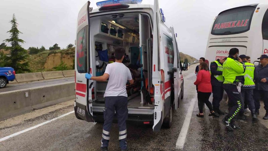 Antalya’da Yoldan Çıkan Otobüs Toprak Yığınına Çarptı: 10 Yaralı