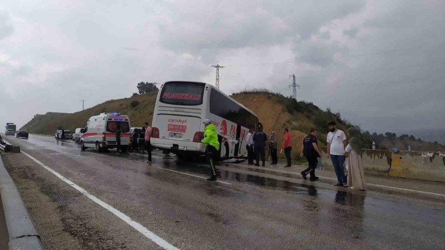 Antalya’da Yoldan Çıkan Otobüs Toprak Yığınına Çarptı: 10 Yaralı