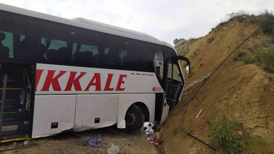 Antalya’da Yoldan Çıkan Otobüs Toprak Yığınına Çarptı: 10 Yaralı