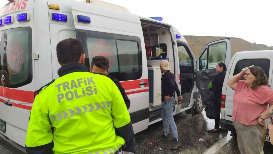 Antalya’da Yoldan Çıkan Otobüs Toprak Yığınına Çarptı: 10 Yaralı