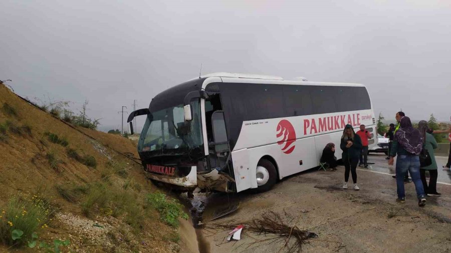 Antalya’da Yoldan Çıkan Otobüs Toprak Yığınına Çarptı: 10 Yaralı