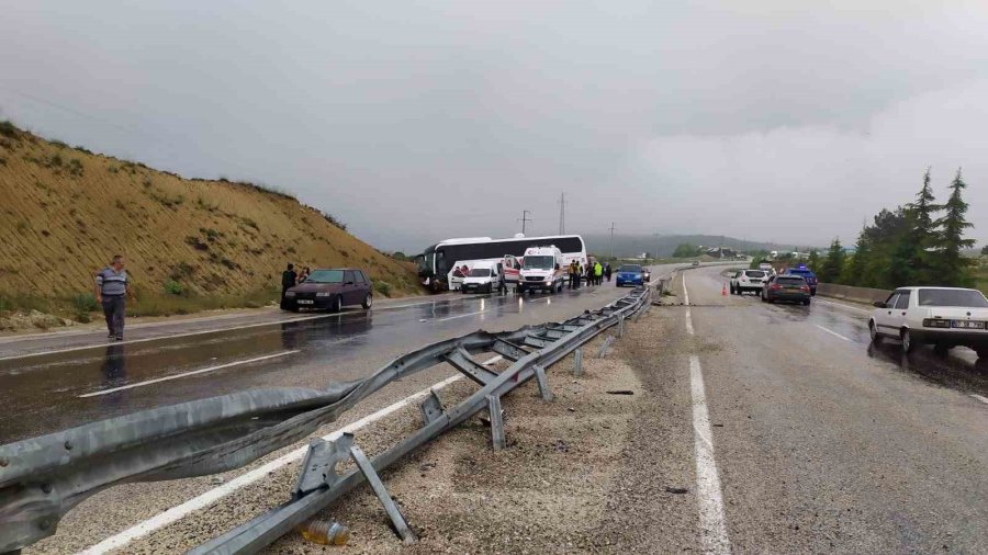 Antalya’da Yoldan Çıkan Otobüs Toprak Yığınına Çarptı: 10 Yaralı