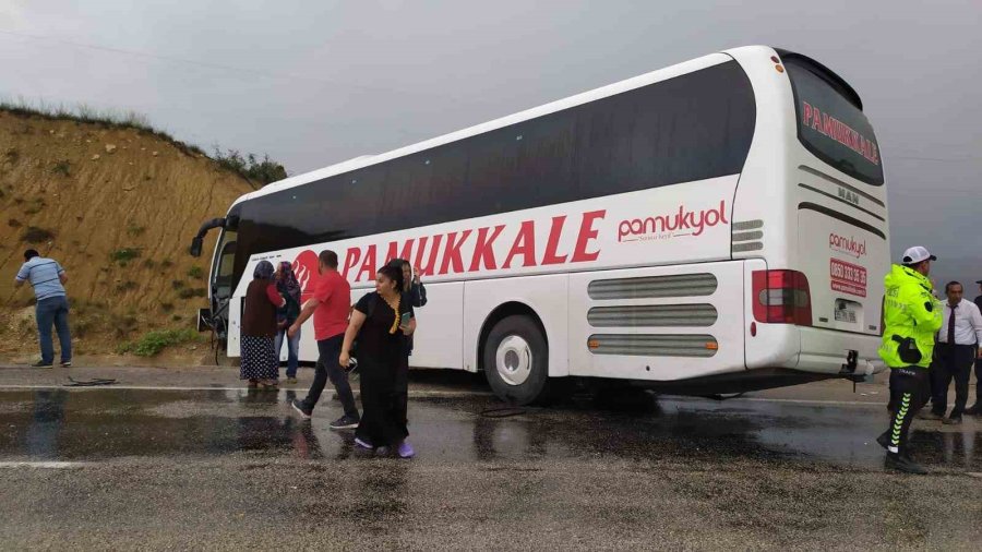 Antalya’da Yoldan Çıkan Otobüs Toprak Yığınına Çarptı: 10 Yaralı