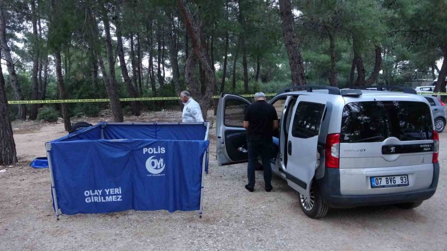 Park Halinde Otomobilde Cansız Bedeni Bulundu