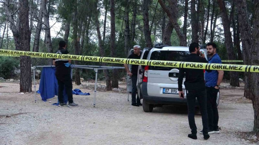 Park Halinde Otomobilde Cansız Bedeni Bulundu