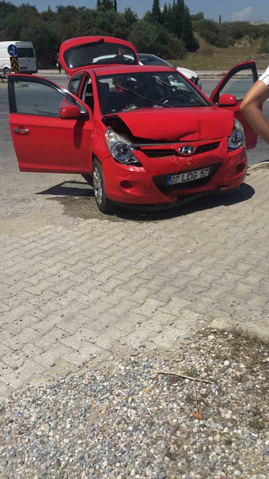 Antalya’da Otomobiller Çarpıştı: 2 Yaralı