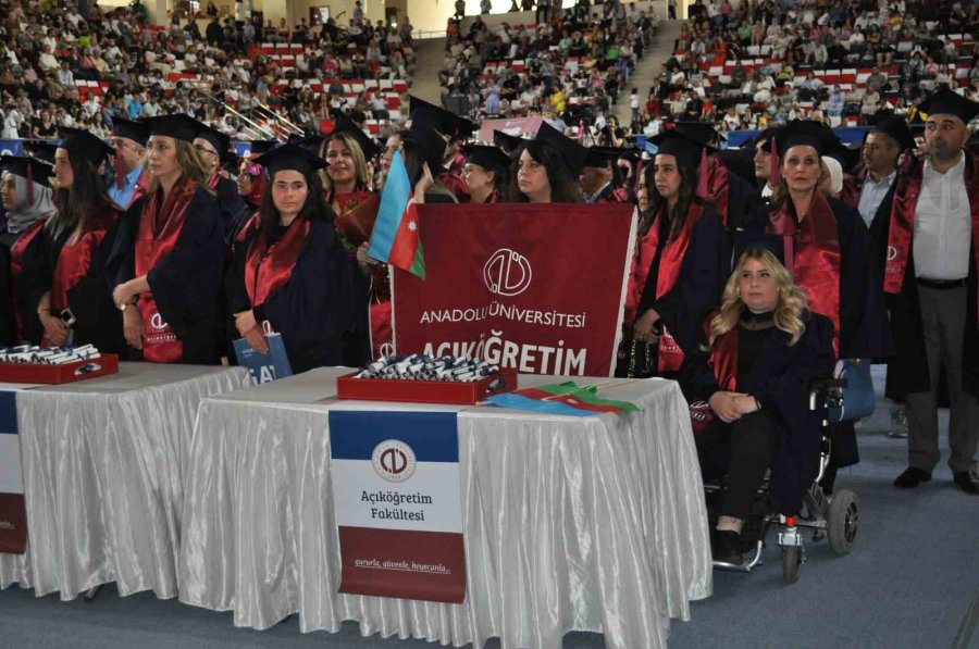 Birçok Yakınını Depremde Kaybeden Hataylı Öğrenci, Buruk Bir Mezuniyet Sevinci Yaşadı