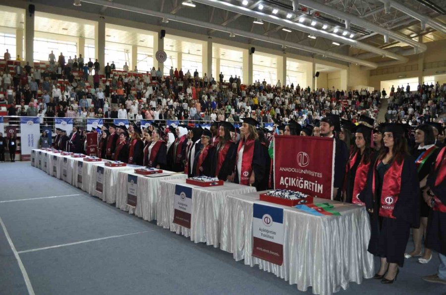 Birçok Yakınını Depremde Kaybeden Hataylı Öğrenci, Buruk Bir Mezuniyet Sevinci Yaşadı