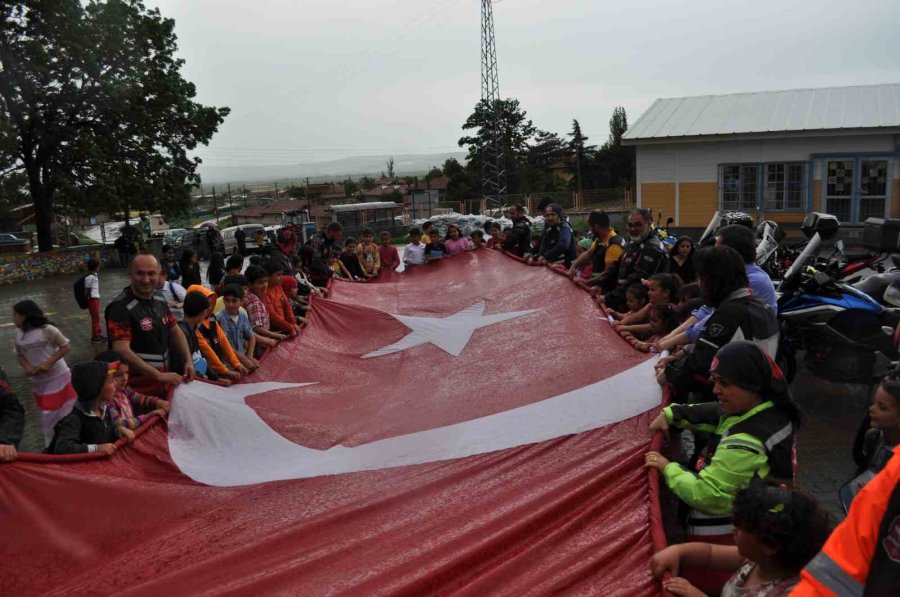 Motosiklet Derneğinden Köy Okuluna Anlamlı Kitap Desteği