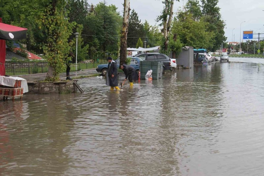 Konya’da Sağanak Yağış Caddeleri Göle Çevirdi