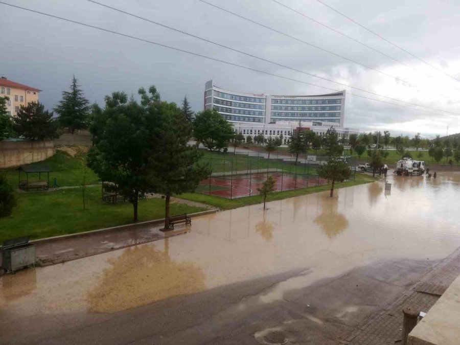 Konya’da Sağanak Yağış Caddeleri Göle Çevirdi